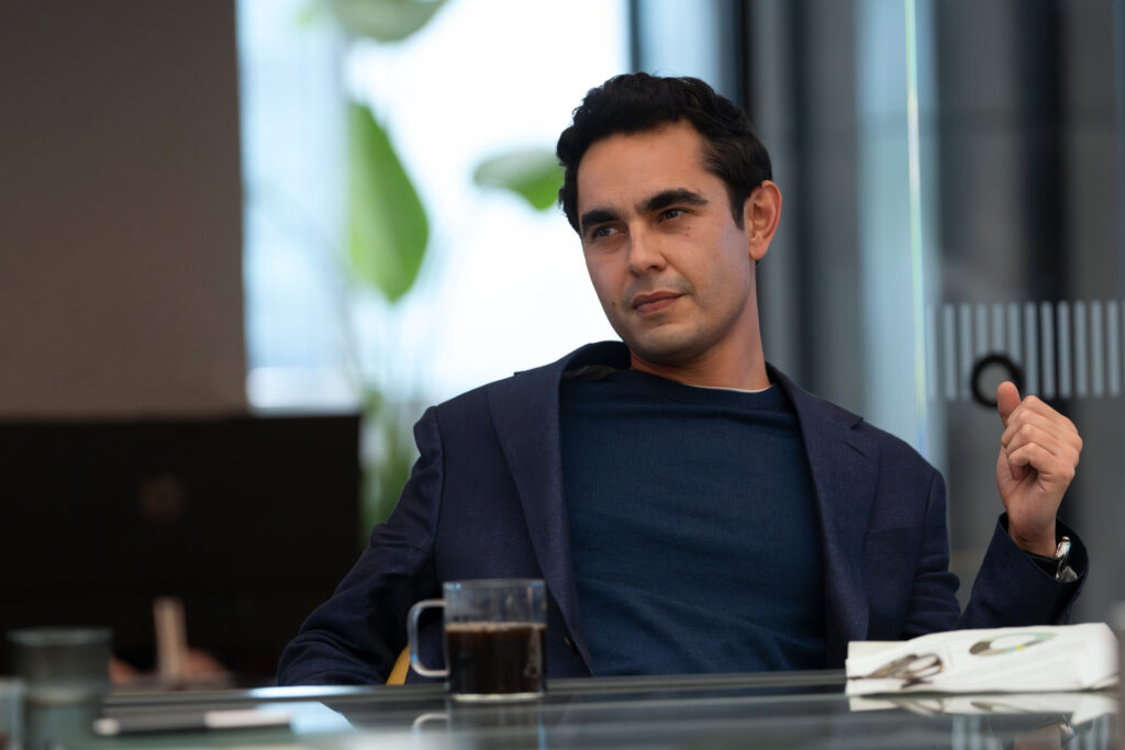 Max Minghella en Industry