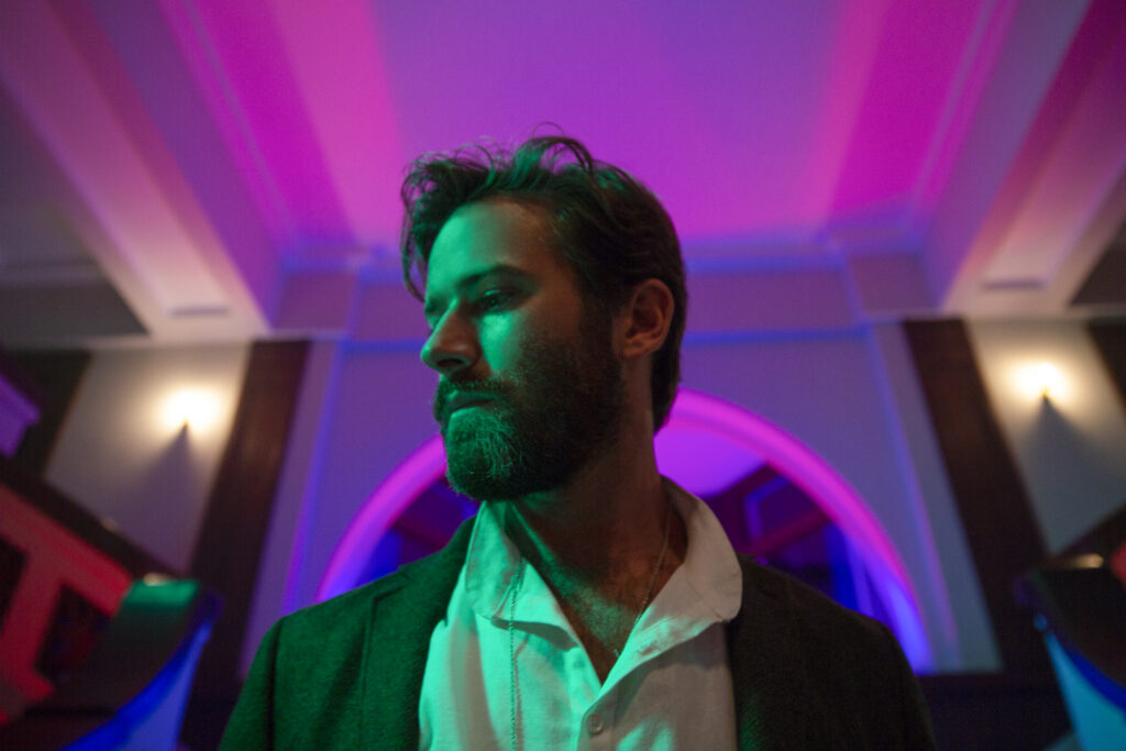 Armie Hammer en Perdón por molestarte