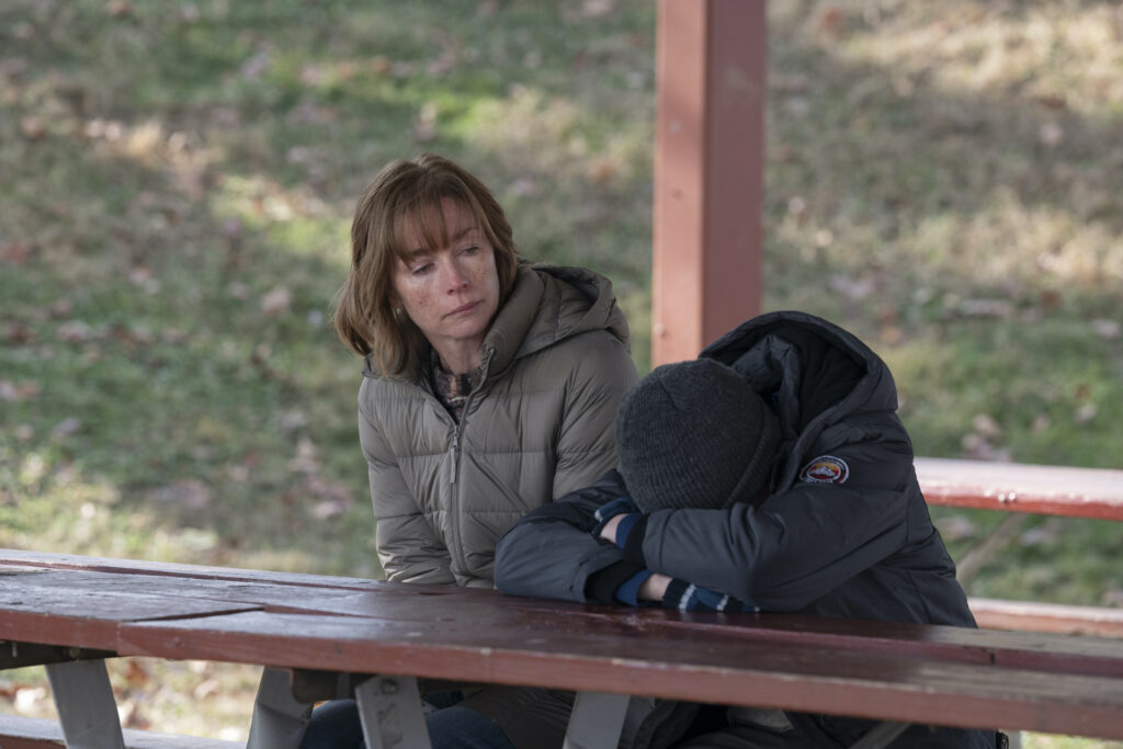 Julianne Nicholson y Cameron Mann en Mare of Easttown