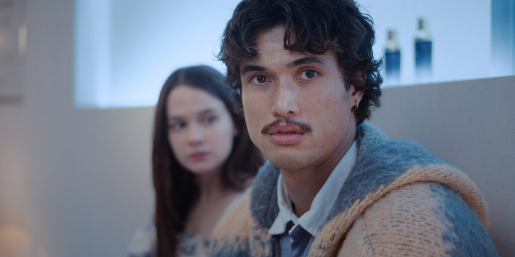 Charles Melton en Bronca