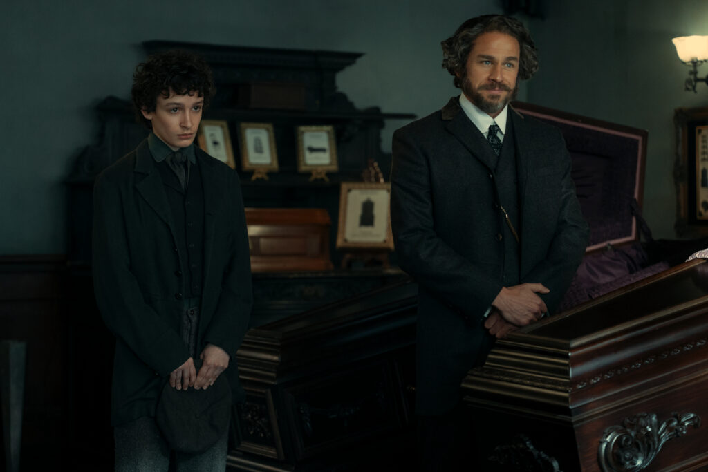 Oliver Spenceman y Charlie Hunnam en MONSTRUO: La historia de Lizzie Borden