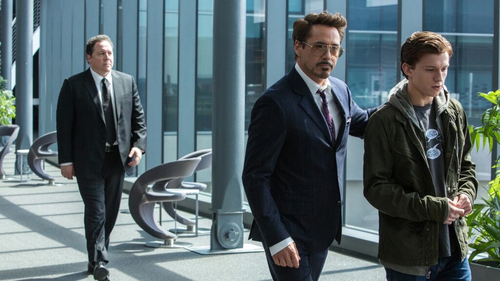 Jon Favreau, Robert Downey Jr. y Tom Holland en Spider-Man: De Regreso a Casa