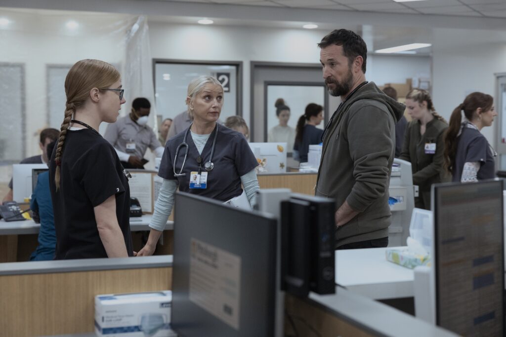 Taylor Dearden, Katherine LaNasa y Noah Wyle en The Pitt