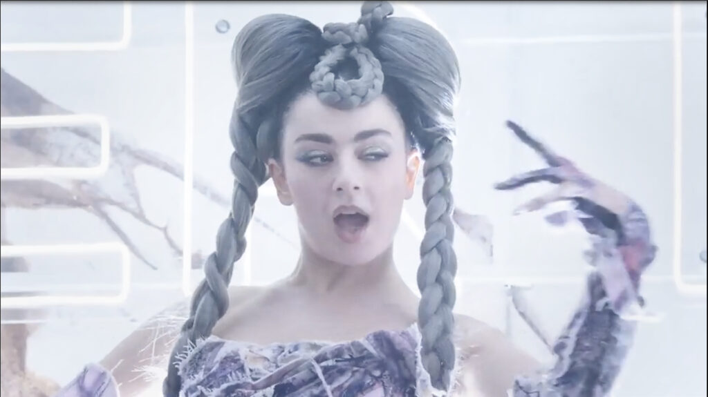 Charli XCX en Sacrificio: Los Elegidos