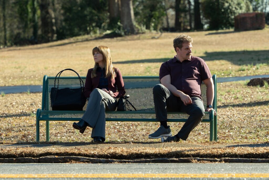 Linda Cardellini y David Harbour en DTF St. Louis