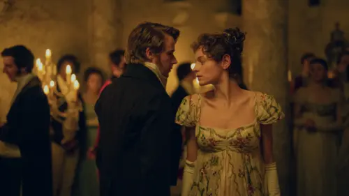Jack Lowden y Emma Corrin en Orgullo y Prejuicio