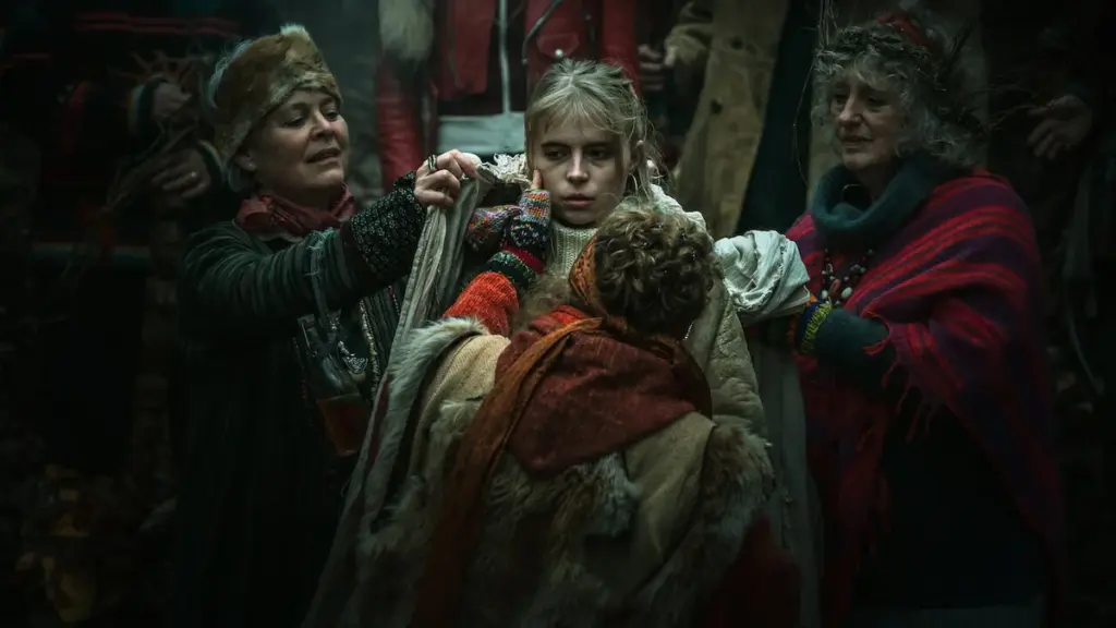 Escena promocional de Equinox, serie danesa de Netflix, con un ritual en el bosque